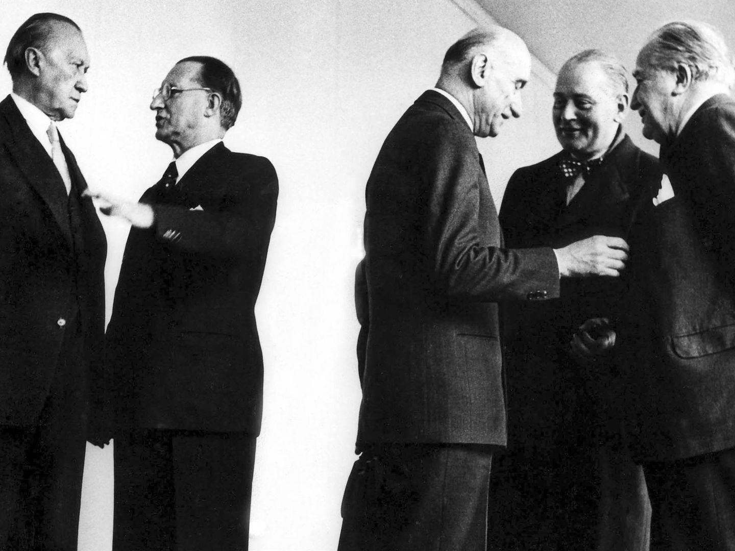Adenauer, De Gasperi, Schuman y otros miembros de los fundadores del proyecto europeo, reunidos en 1951. (Parlamento Europeo)