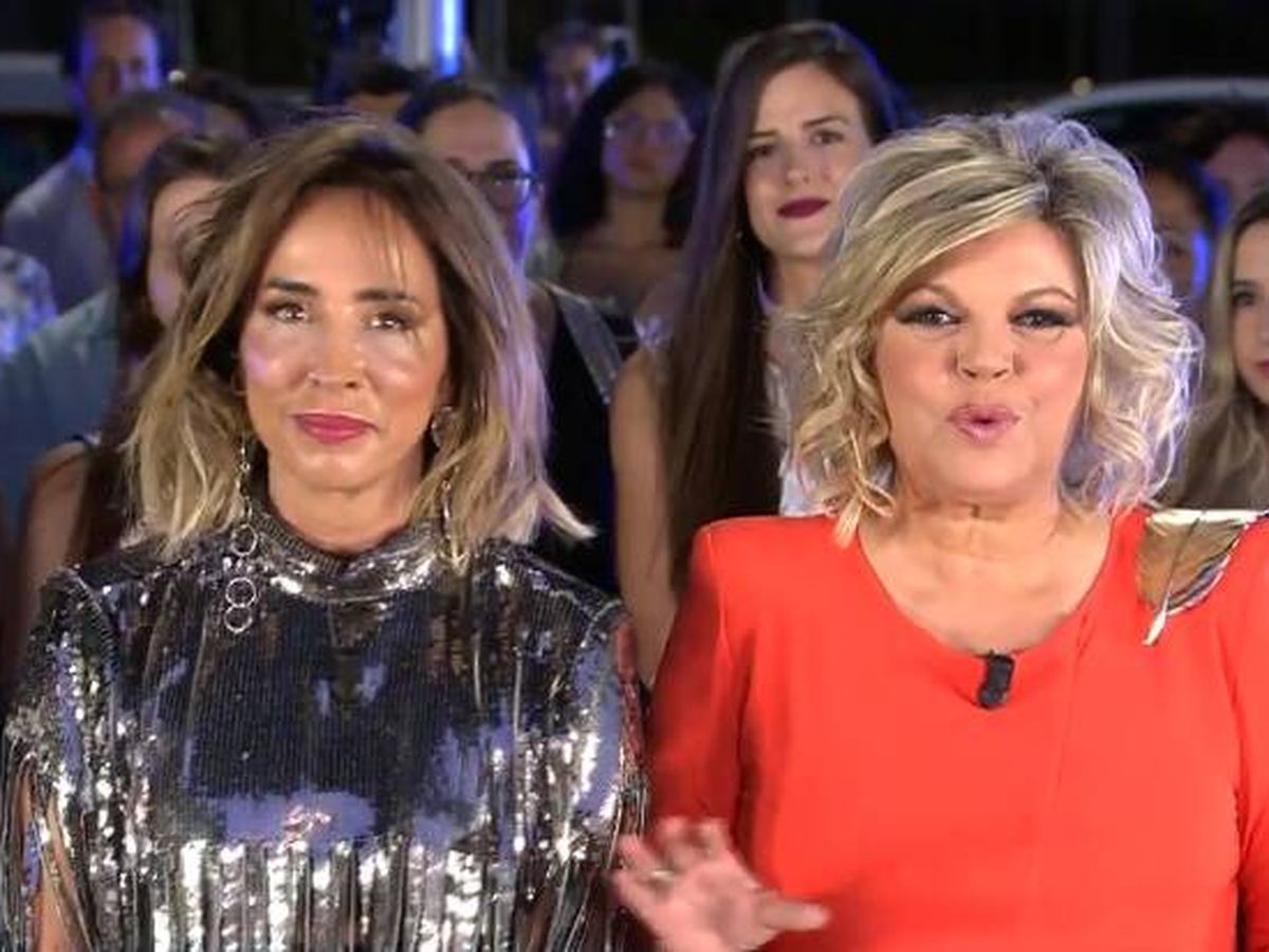 Foto: Las presentadoras del 'Deluxe', María Patiño y Terelu Campos. (Mediaset)