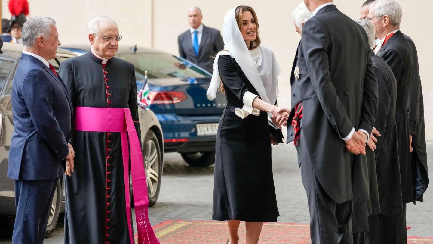 La reina Rania, de negro y con velo para su encuentro con el Papa, al lado del rey Abdalá. (Getty/Franco Origlia)