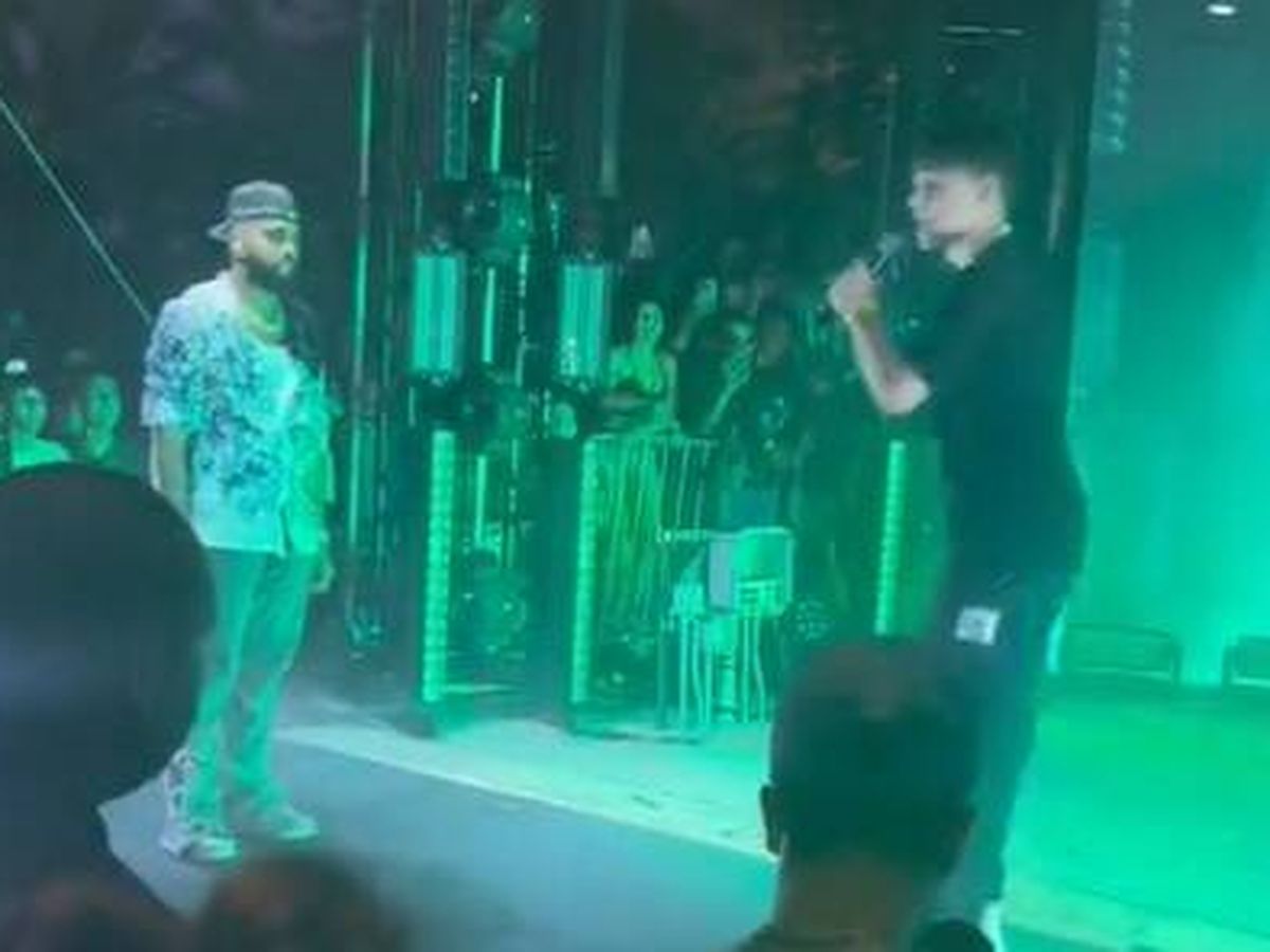 Foto: Un artista invita a un fan a cantar con él en el escenario y lo que sucede deja trastocado a todo el público (Twitter/@Nachez98)