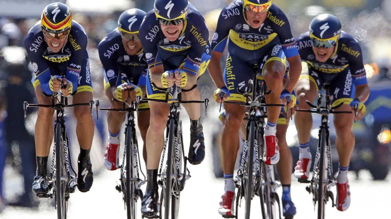 Foto: El Saxo-Tinkoff de Contador (i) en la última contrarreloj por equipo del Tour en 2013 (Reuters).