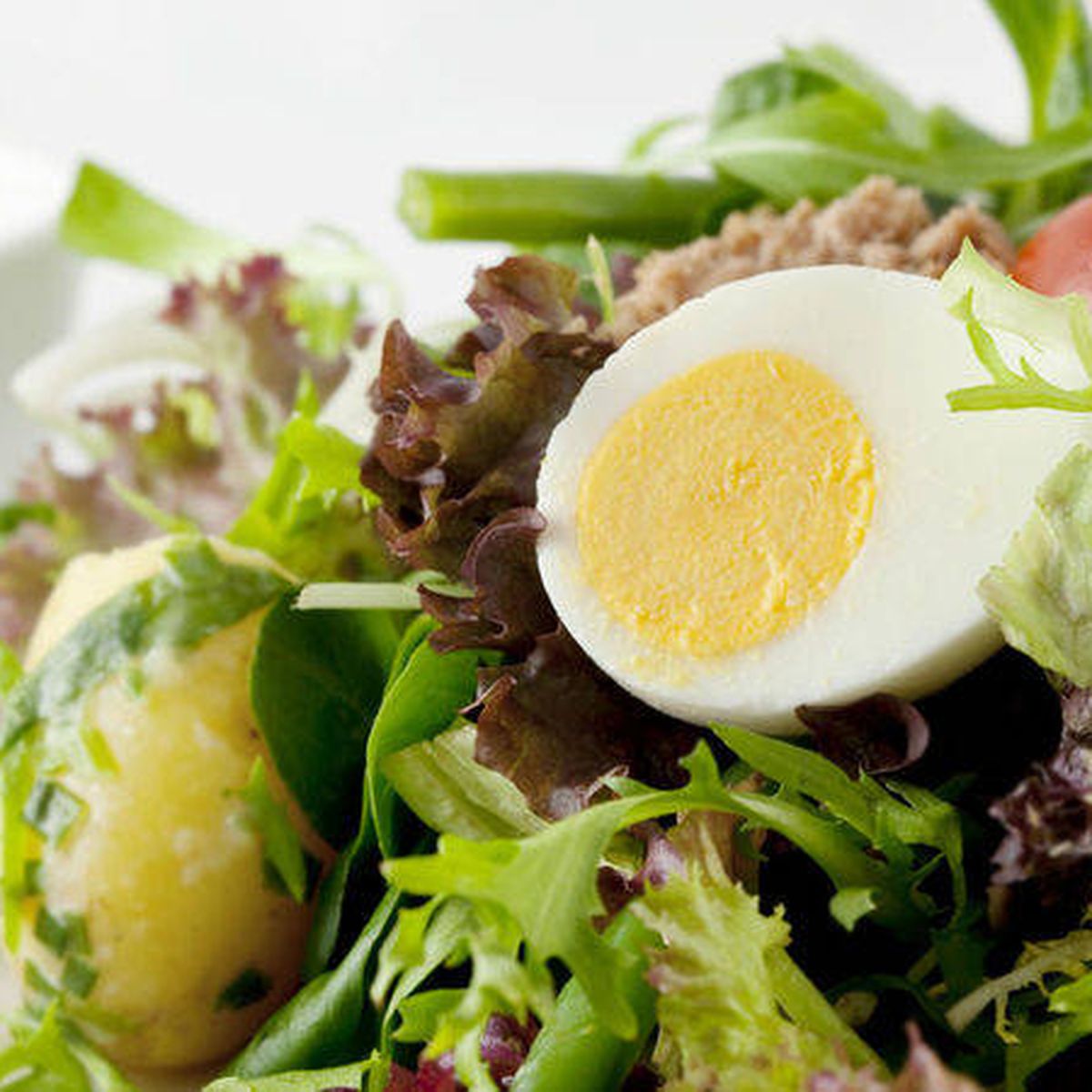 Si te importa tu salud, deja de cocer los huevos junto a las patatas