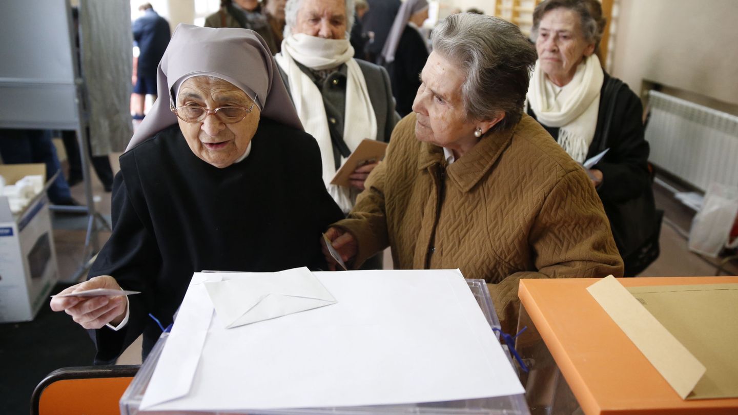 Una monja vota en un colegio de Madrid en las pasadas elecciones generales. (EFE)