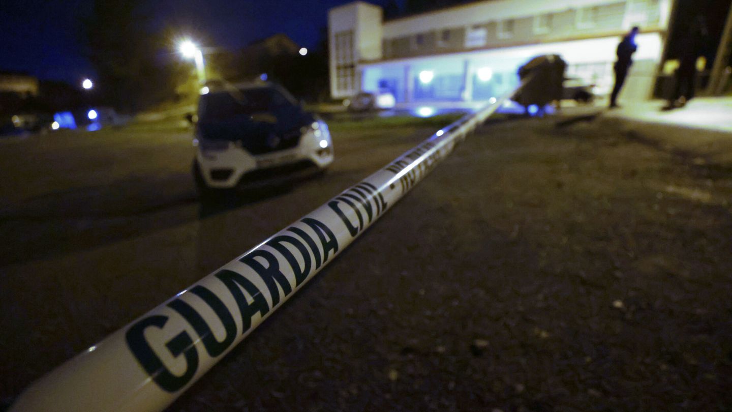 La Guardia Civil investiga el homicidio a tiros de un varón en Arteixo. (EFE/Cabalar)