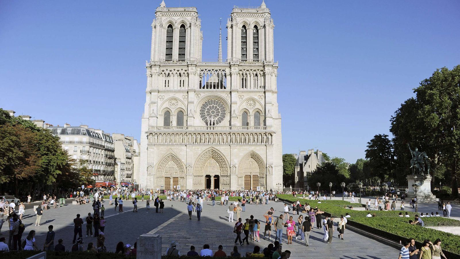 Foto: Esta es una de las catedrales más famosas de Europa. ¿La reconoces? Pista: está en París (EFE)
