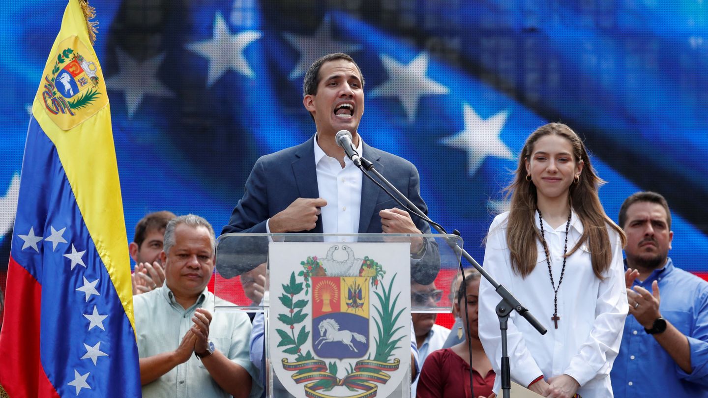 Guaidó y su esposa, Fabiana Rosales, sobre el escenario. (Reuters)