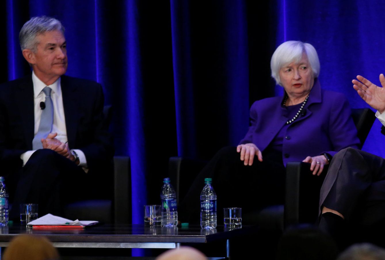 El presidente de la Reserva Federal, Jerome Powell, y su antecesora y secretaria de Tesoro de EEUU, Janet Yellen. (Reuters)