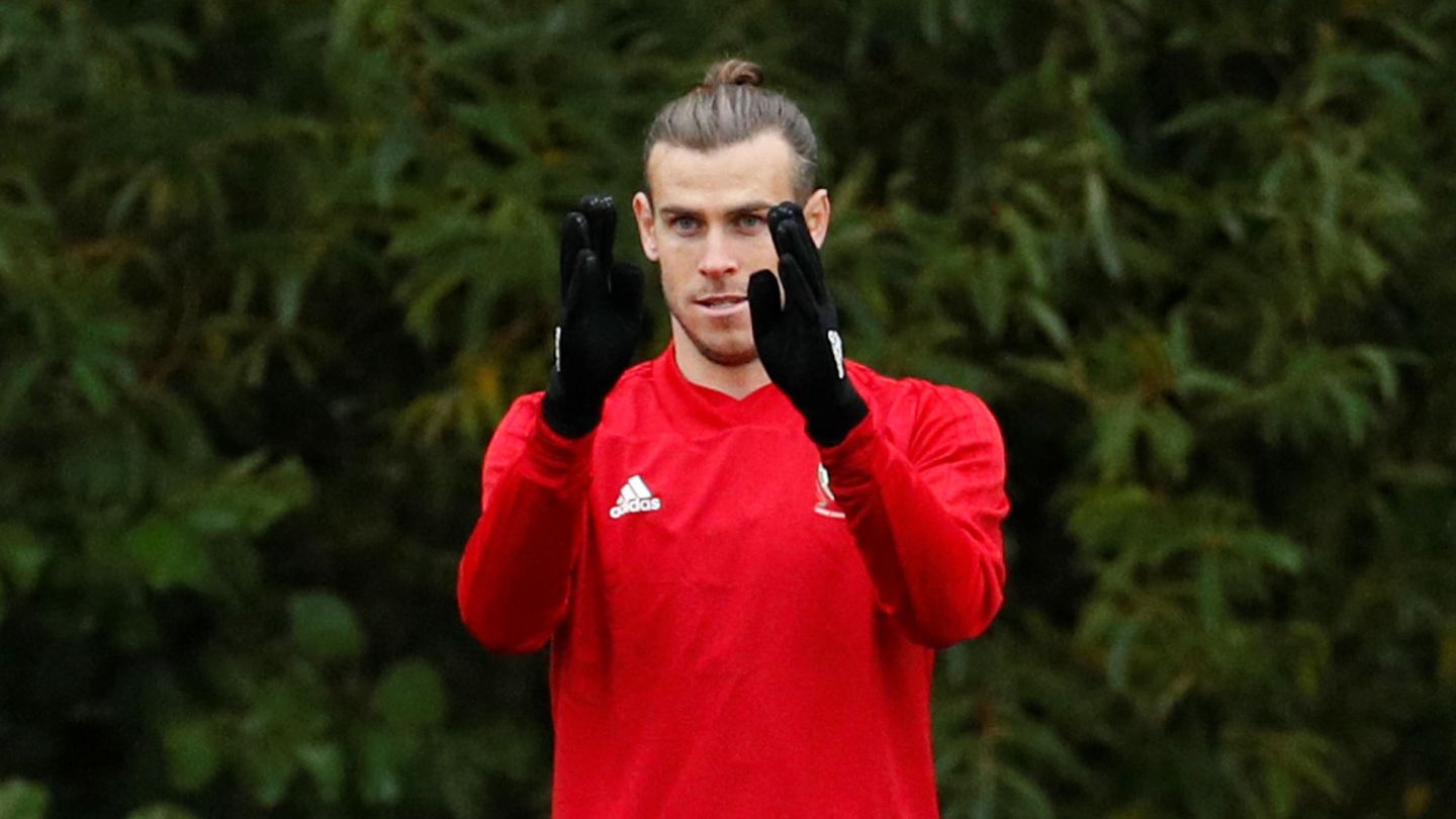 Bale, entrenando con Gales este lunes. (Reuters)