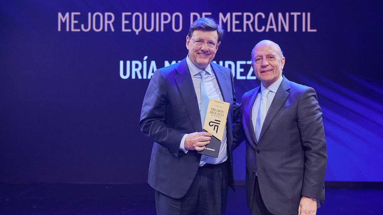José Antonio Zarzalejos, presidente del Consejo Editorial de El Confidencial, entrega el premio a Carlos de Cárdenas, socio director del Área Mercantil de Uría Menéndez, como ganador en mejor equipo de Mercantil.