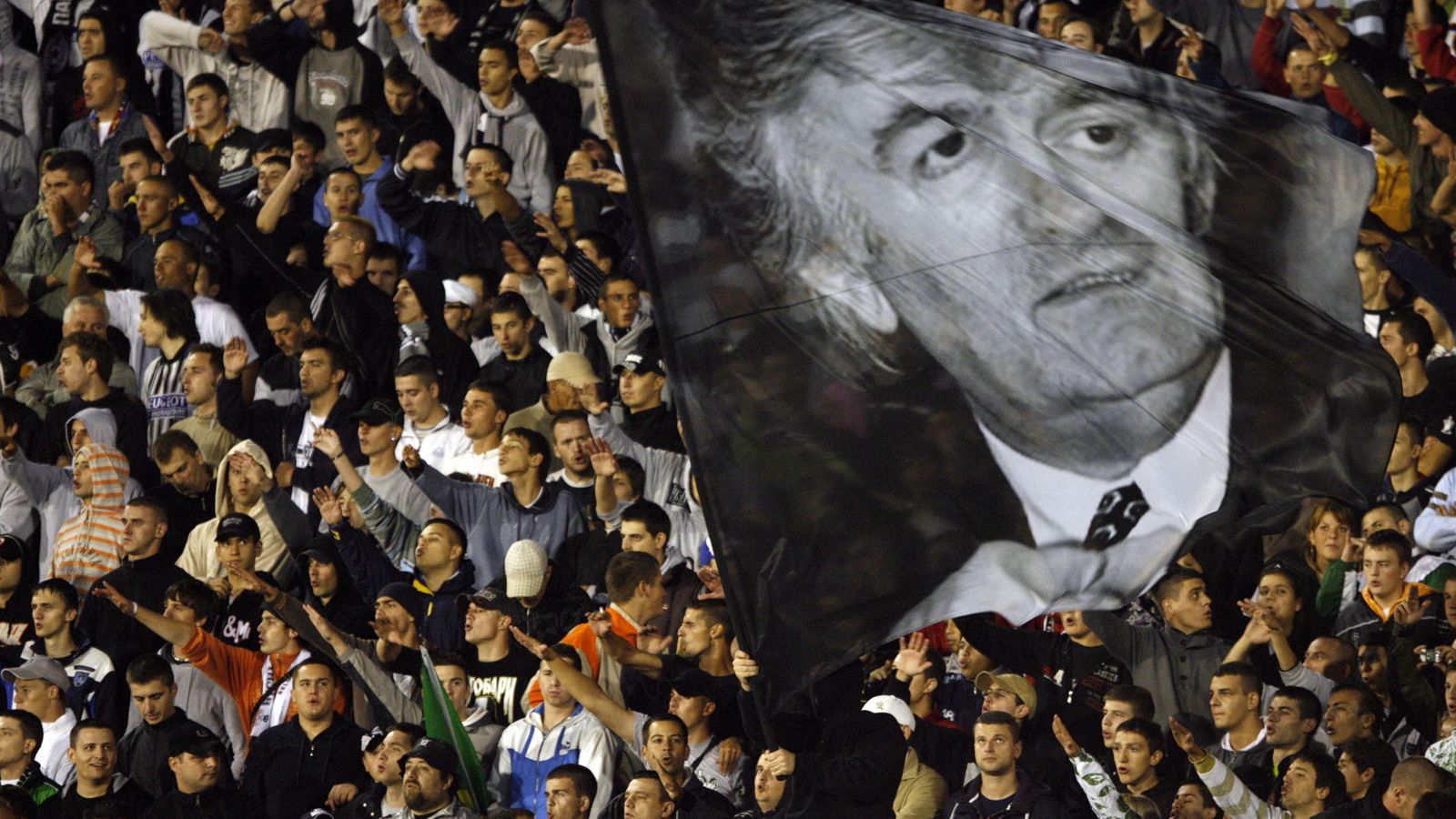 Foto: Hinchas del Partizan de Belgrado agitan una foto gigante de Karadzic durante un partido, en julio de 2008 (Reuters)