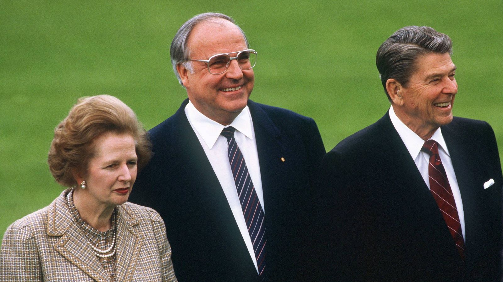 Foto: Fotografía de archivo fechada el 3 de mayo de 1985 que muestra al entonces canciller alemán Helmut Kohl (c) al presidente estadounidense Ronald Reagan (d) con la primera ministra británica Margaret Thatcher. (EFE)