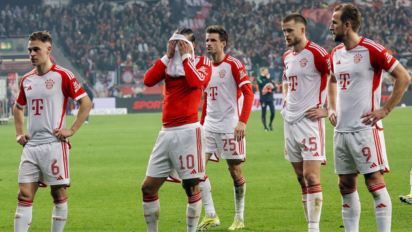 Foto: Los jugadores del Bayern, cariacontecidos tras la dura derrota ante el Leverkusen. (EFE/EPA/Ronald Wittek)