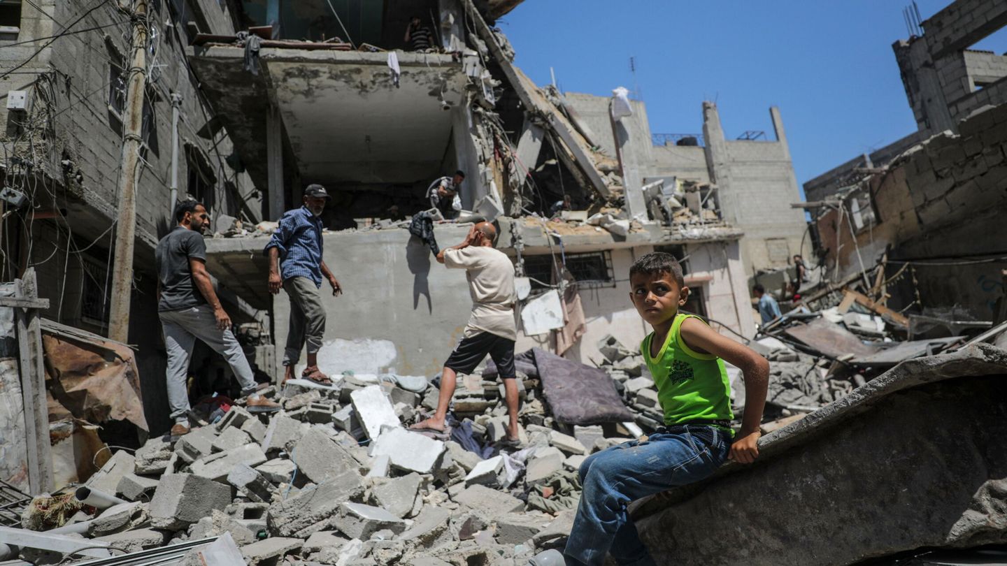 Al-Nuseirat (Gaza), 18 06 2024.- Un niño observa la búsqueda de personas desaparecidas bajo los escombros de una casa destruida tras un ataque aéreo israelí en el campo de refugiados de al-Nuseirat, en el sur de la Franja de Gaza, este martes. EFE  Mohammed Saber 