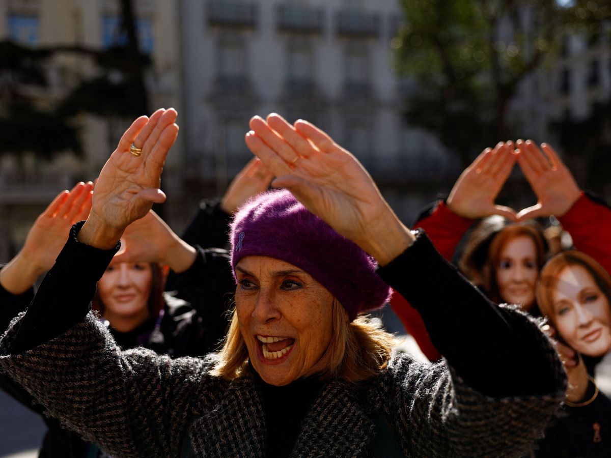 Foto: Protesta a la puerta del Congreso en Madrid contra la ley trans. (EFE)