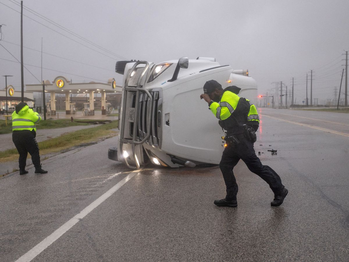 Foto: Un camión volcado en Freeport, Texas, a causa del huracán Beryl. (REUTERS Adrees Latif)