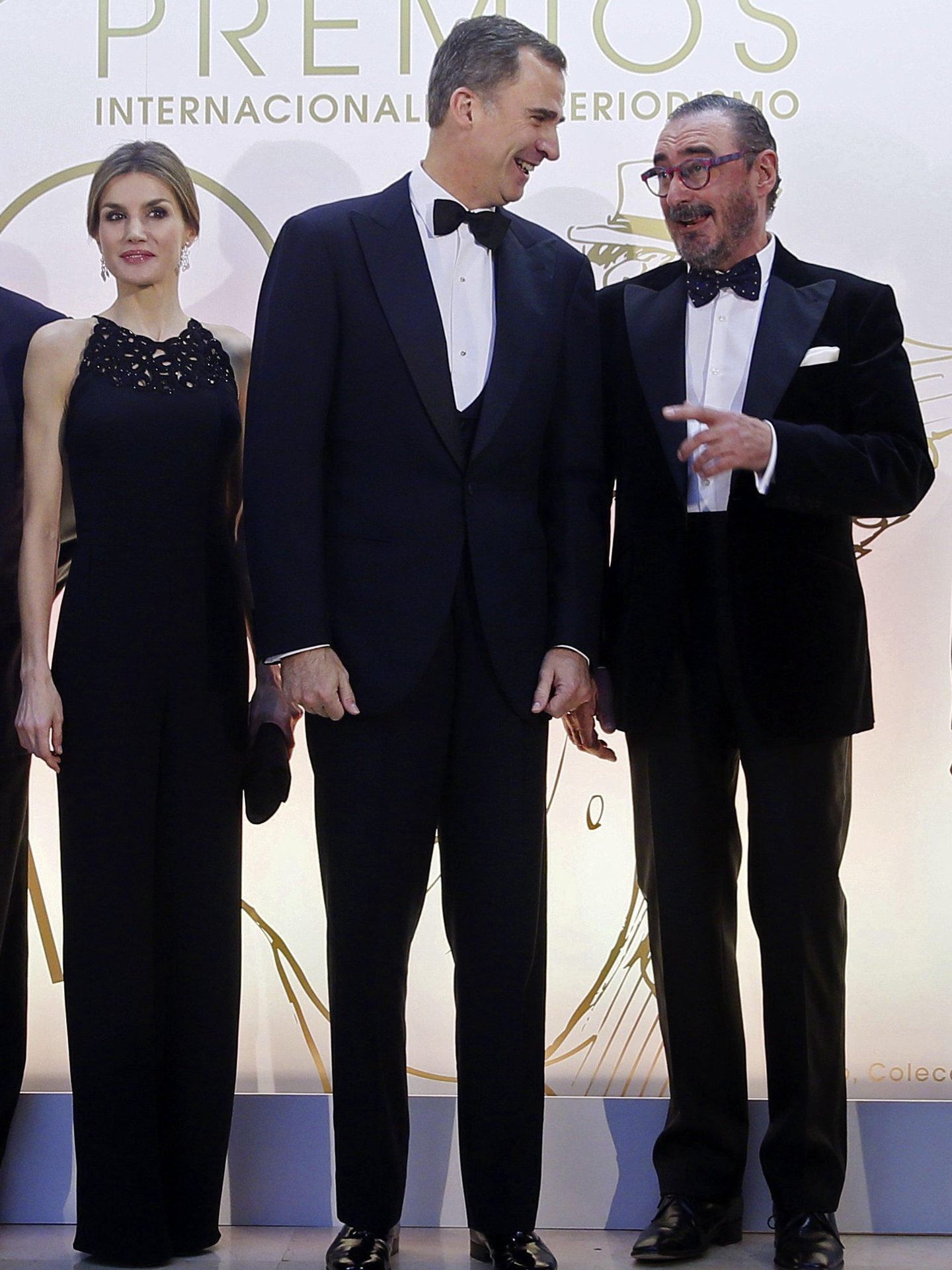 El rey Felipe VI y la reina Letizia, junto al periodista Carlos Herrera, en los Premios Mariano de Cavia de 2015. (EFE/Juanjo Martín)