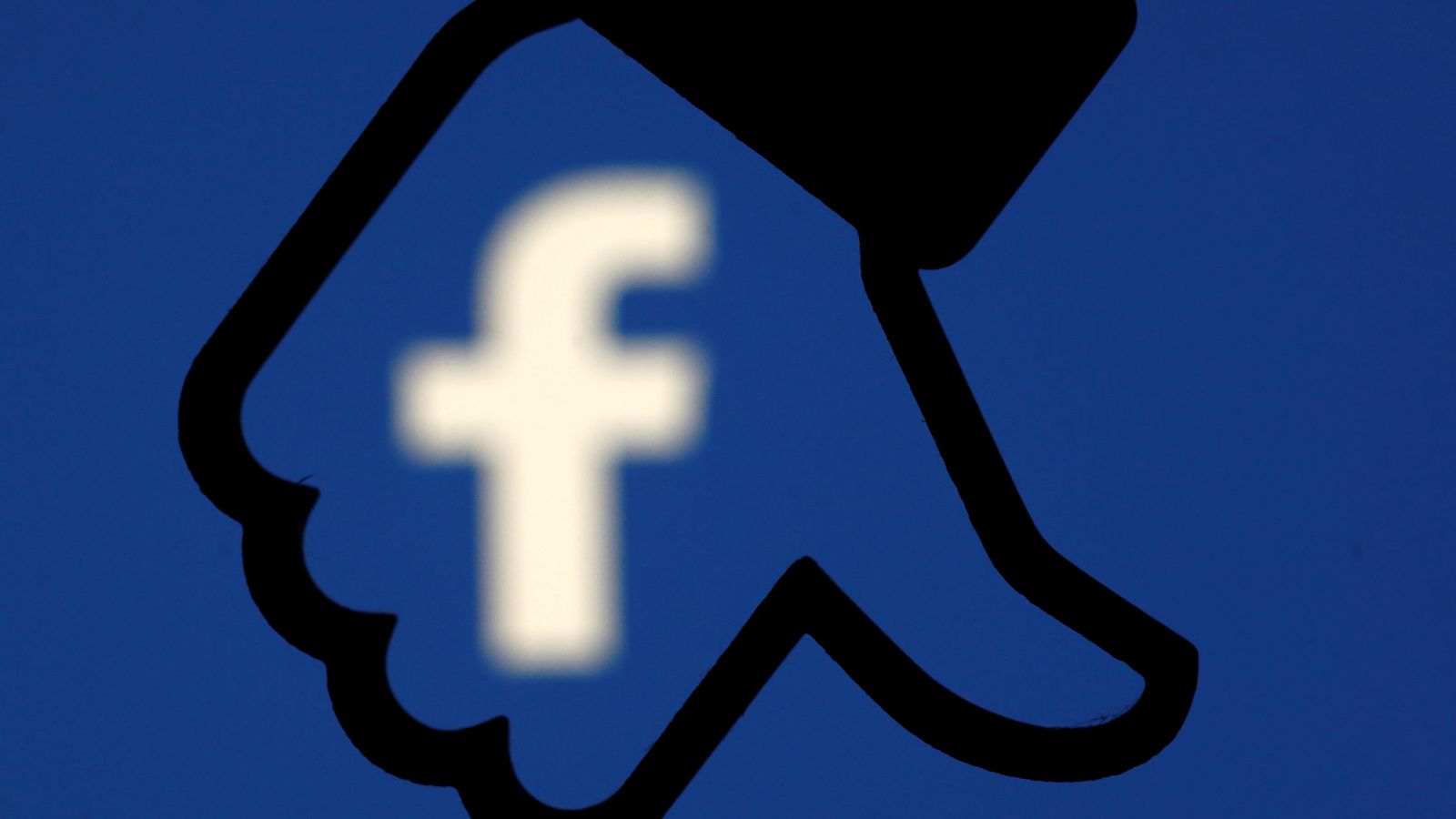 Foto: El logo de Facebook enmarcado por el botón de 'no me gusta'. (Reuters)