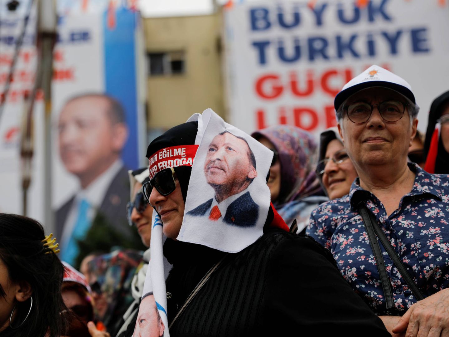 Votantes de Erdogan durante un acto de campaña en Estambul, el 22 de junio de 2018. (Reuters)