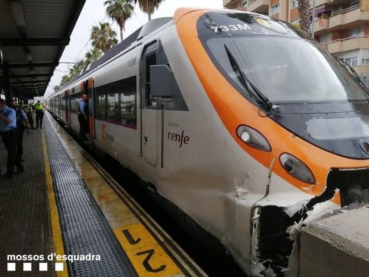 Foto: Así quedó la parte delantera del tren accidentado en Mataró. (EP)