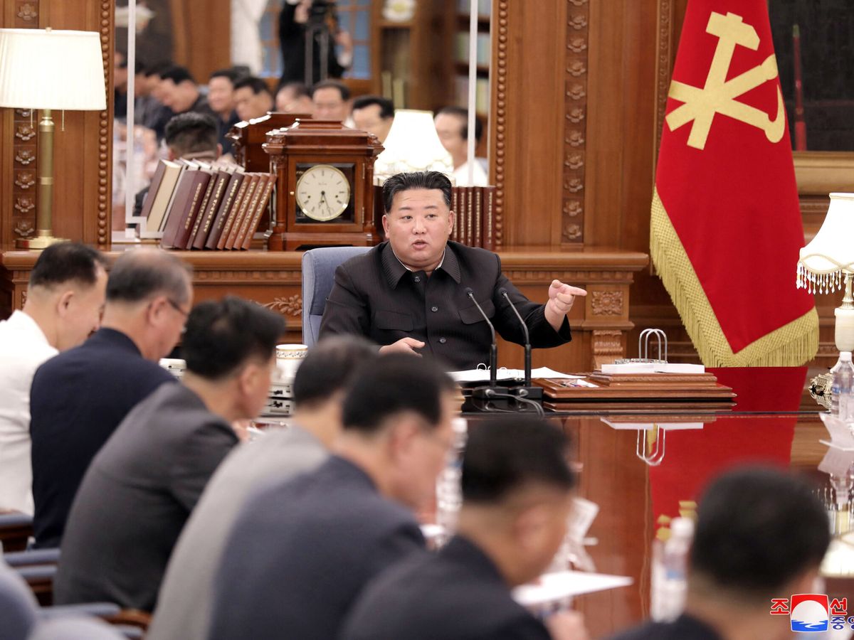 Foto: Kim Jong-un, junto a su equipo de Gobierno. (Reuters/KCNA)