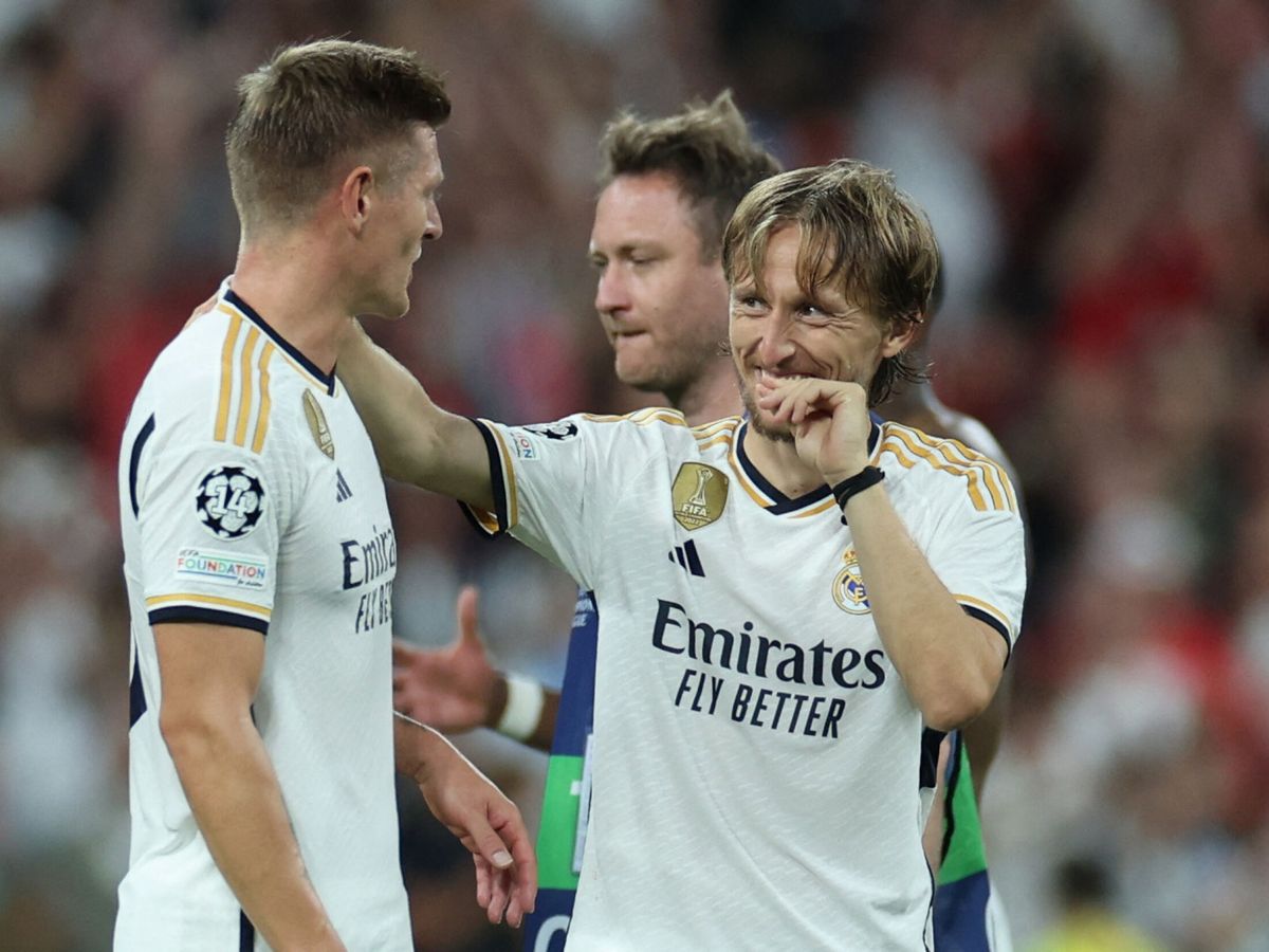 Foto: Modric mira a Kroos y sonríe en un partido del Real Madrid. (REUTERS Isabel Infantes)