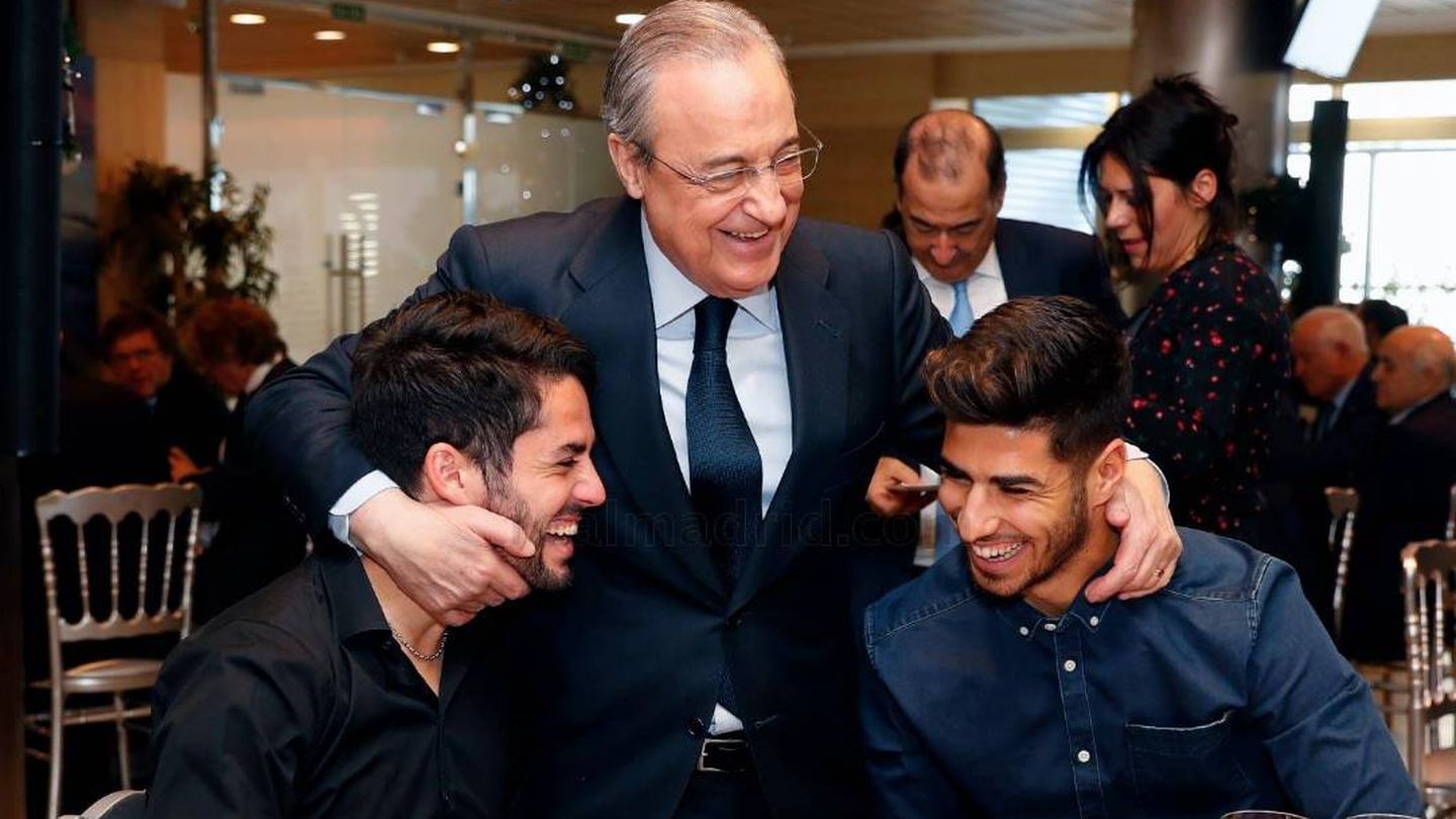 Florentino Pérez abraza a Isco y Marco Asensio en la comida navideña. (foto vía @realmadrid.com)