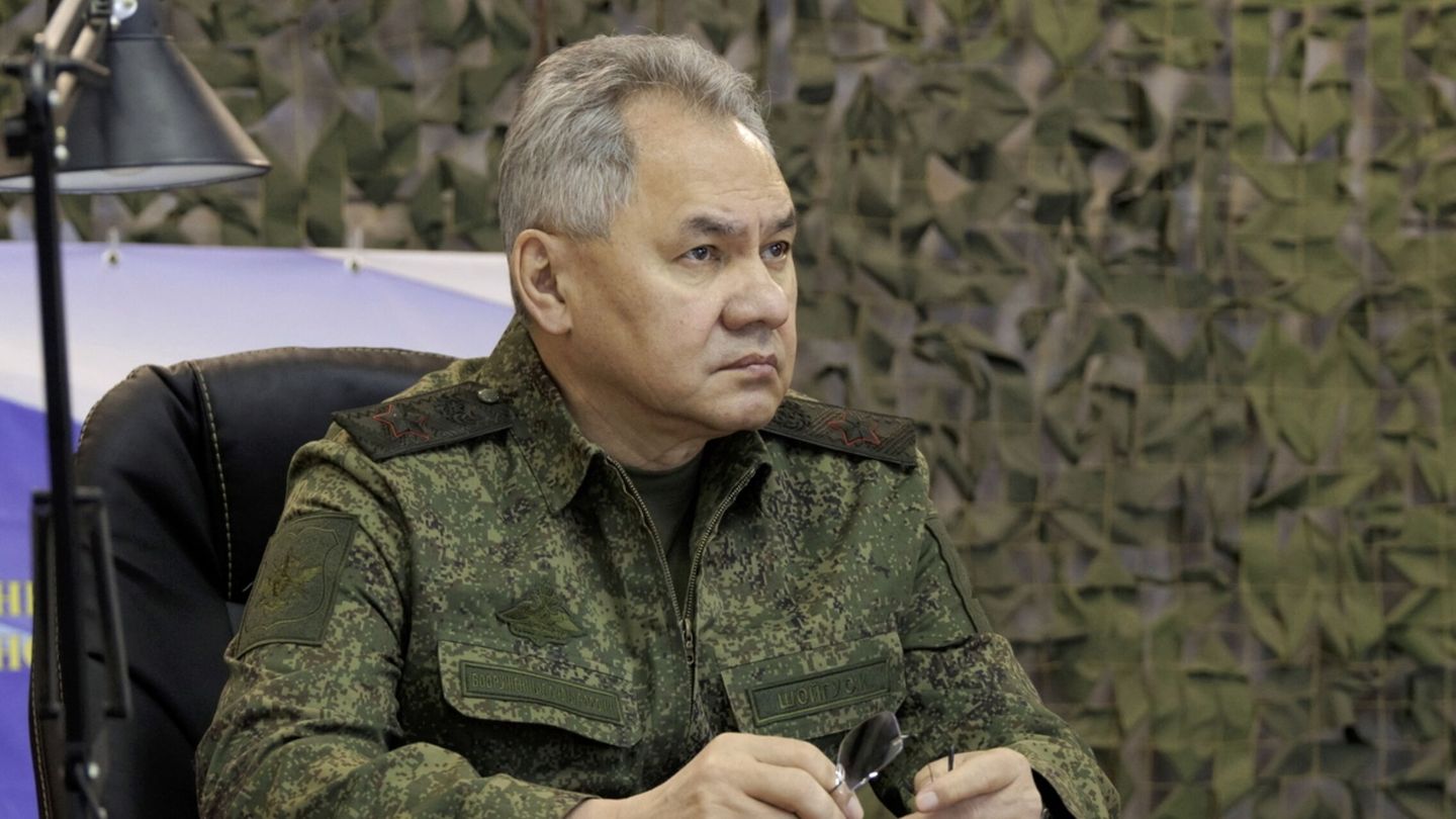Undisclosed (Ukraine), 04 03 2023.- A handout image provided by the Russian Defence Ministry's press service shows Russian Minister of Defence Sergei Shoigu during his inspection of the positions of Russian troops, at an undisclosed location in Ukraine, 04 March 2023. Russia'Äôs Defense Ministry said that Shoigu inspected the forward command post of a unit of the 'Vostok' forces in the south Donetsk direction, working in the zone of the 'Äòspecial military operation'Äô, adding that the chief of defense'Äô visit focused on the organization of comprehensive support for troops, including conditions for the safe deployment of personnel, as well as the inspection of work of medical and rear units. (Rusia, Ucrania) EFE EPA RUSSIAN DEFENCE MINISTRY PRESS SERVICE HANDOUT HANDOUT EDITORIAL USE ONLY NO SALES 
