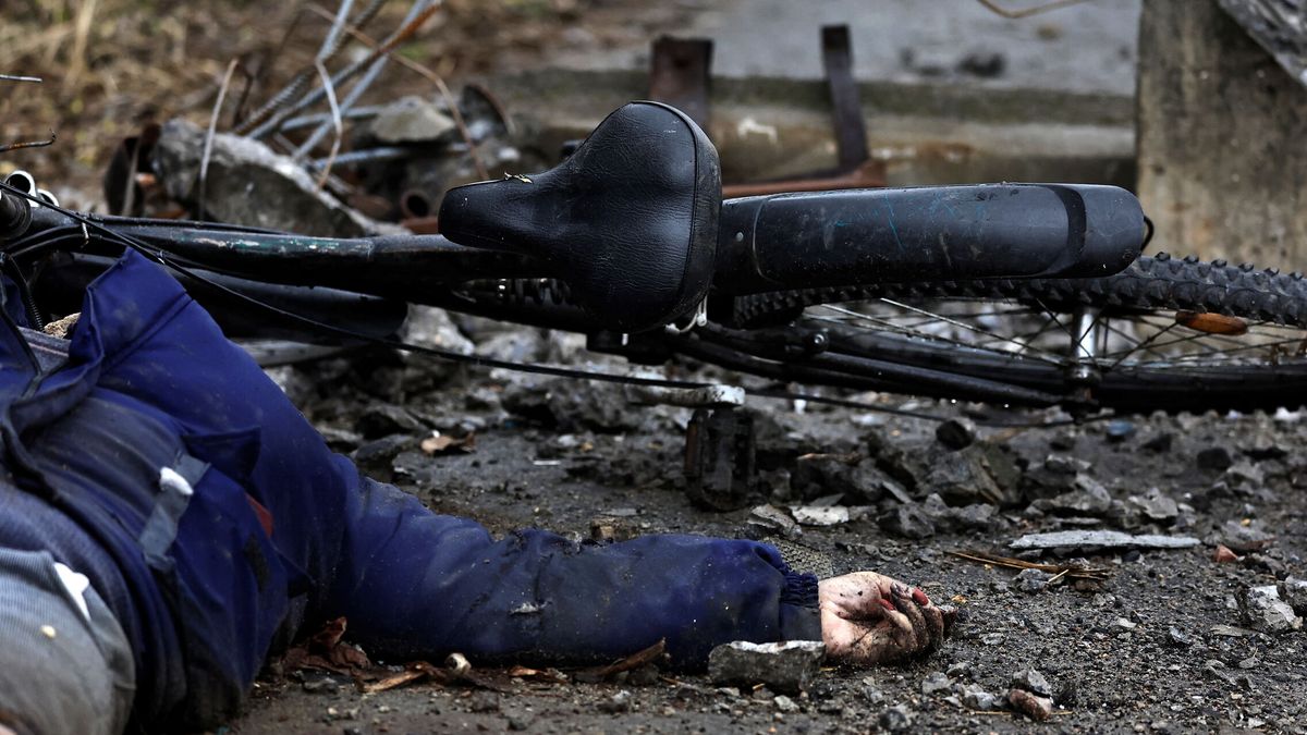 La retirada rusa deja un reguero de cadáveres que Kiev califica de "crímenes de guerra"