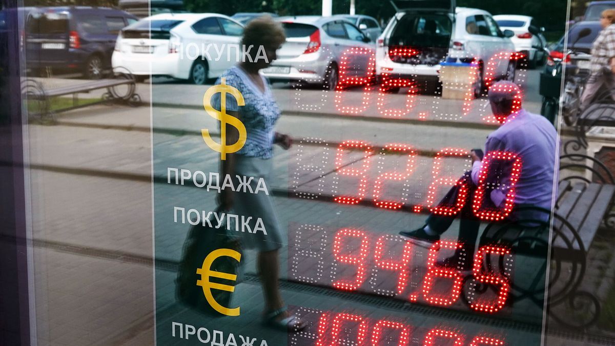 Putin no frena el desplome del rublo y cae a mínimos de marzo de 2022 tras el golpe comercial