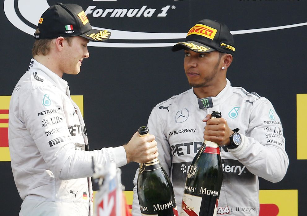 Foto: Lewis Hamilton brinda con Rosberg por el doblete de Mercedes.