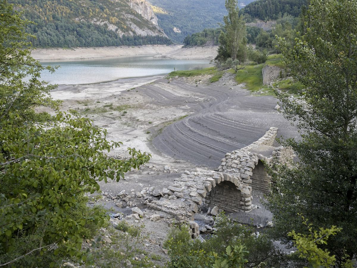 Foto: Los embalses del Ebro siguen bajando (EFE/J.Cebolleda)