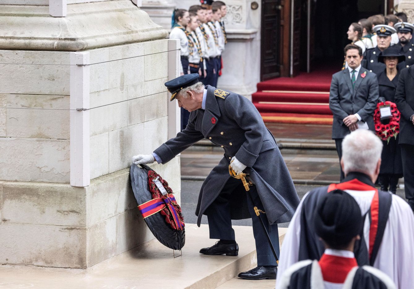 El rey deposita su ofrenda a los pies del Cenotafio. (Reuters)