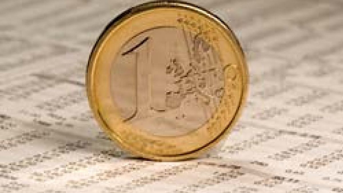 El euro retrocede y se cambia a casi 1,43 dólares