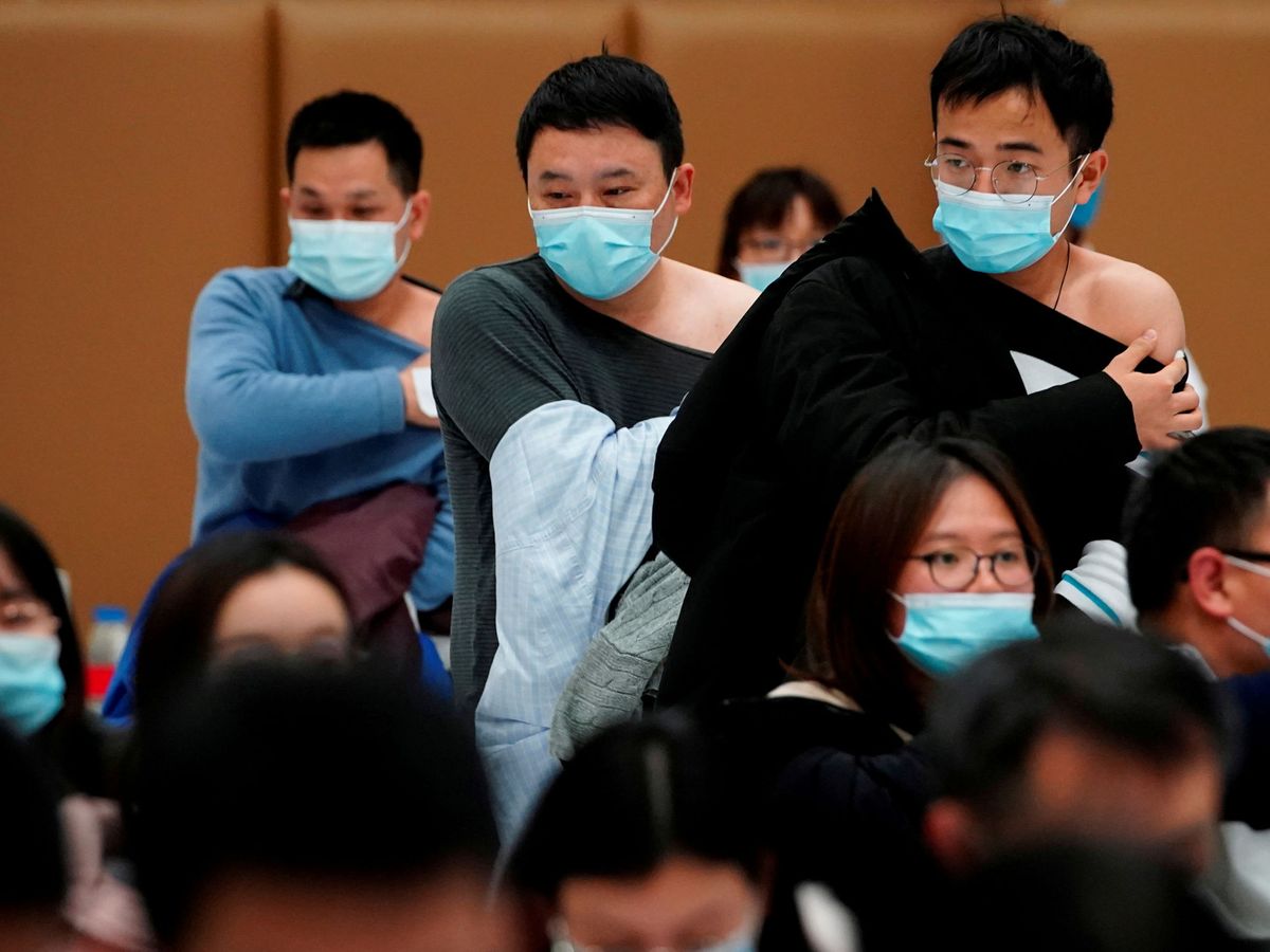 Foto: Varias personas esperando en una cola para vacunarse en Shanghái, China. (Reuters)