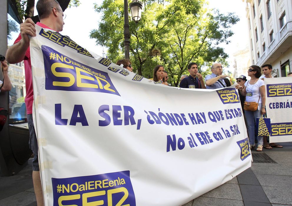 Foto: Protesta de los trabajadores de la Cadena SER por los despidos. (EFE)