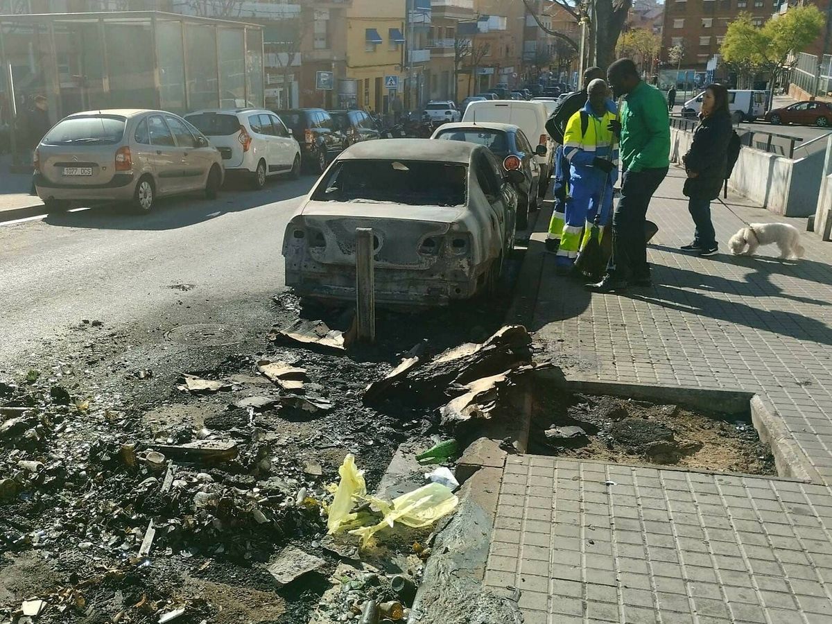Foto: Imagen del incendio de contenedores y coches junto al mercado municipal de La Salut. (Twitter/Xavier García Albiol)