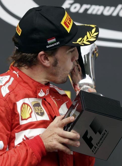 Foto:  Alonso y un trofeo muy especial.