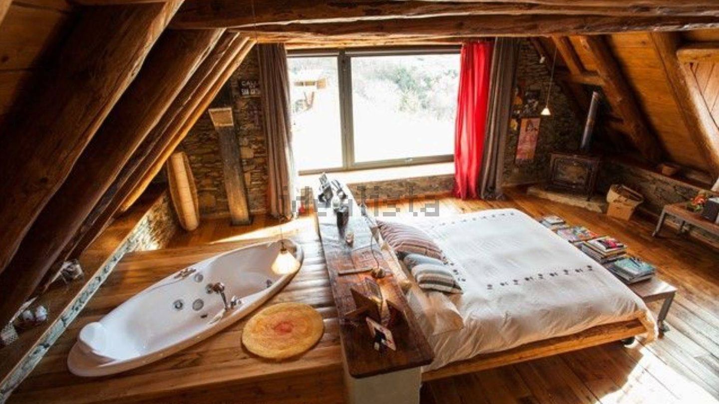 Dormitorio en suite con bañera de hidromasaje. (Idealista)