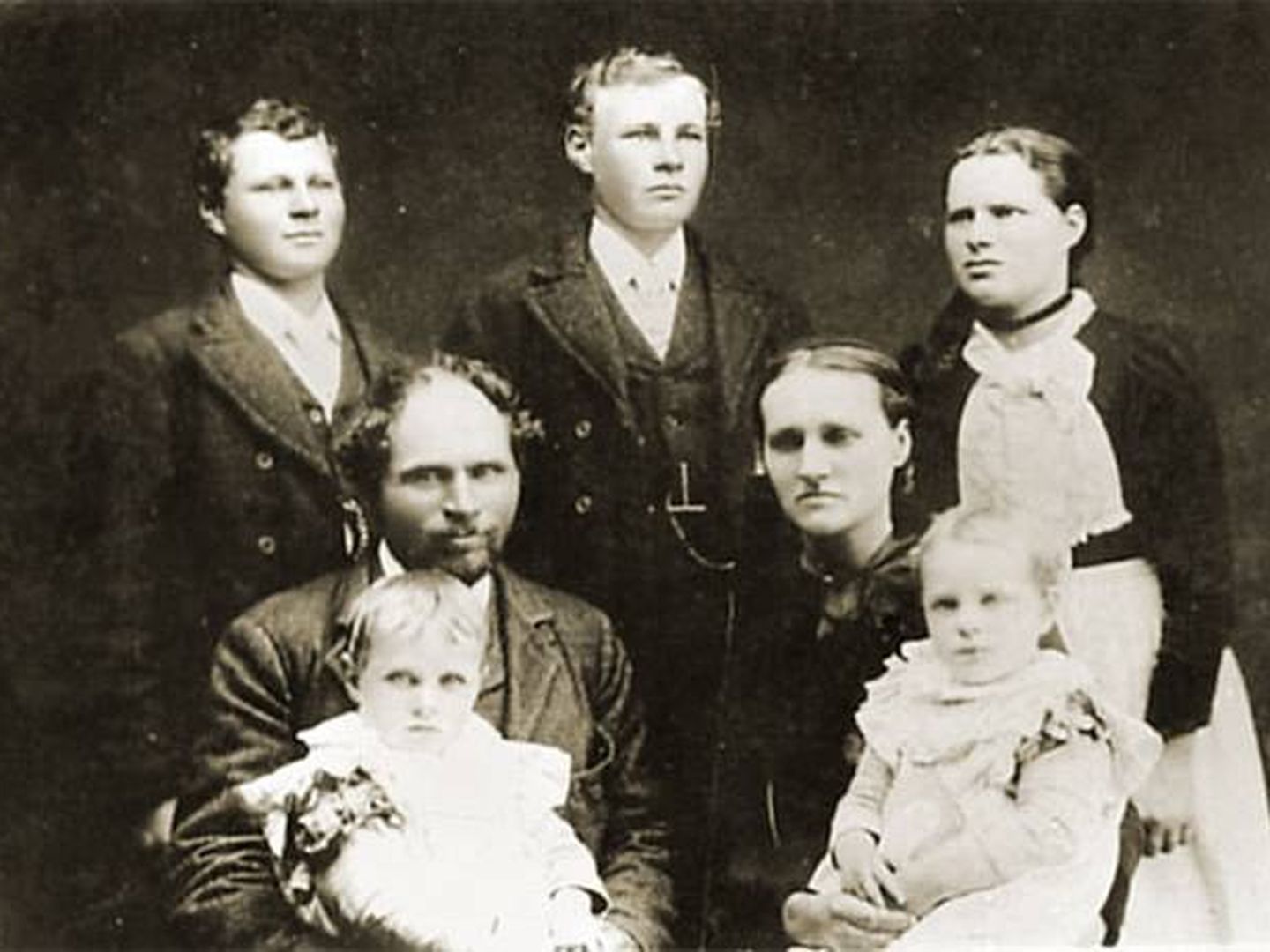 Hans Jónatan, rodeado de su mujer y sus hijos