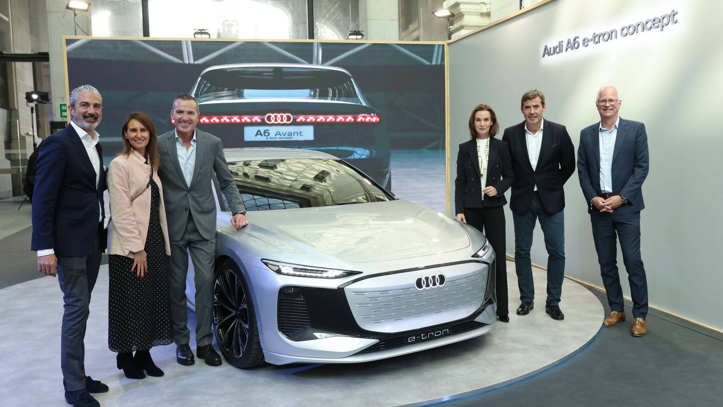 Varios de los responsables de la marca presentes en el Audi Summit for Progress, junto al A6 e-tron Concept.