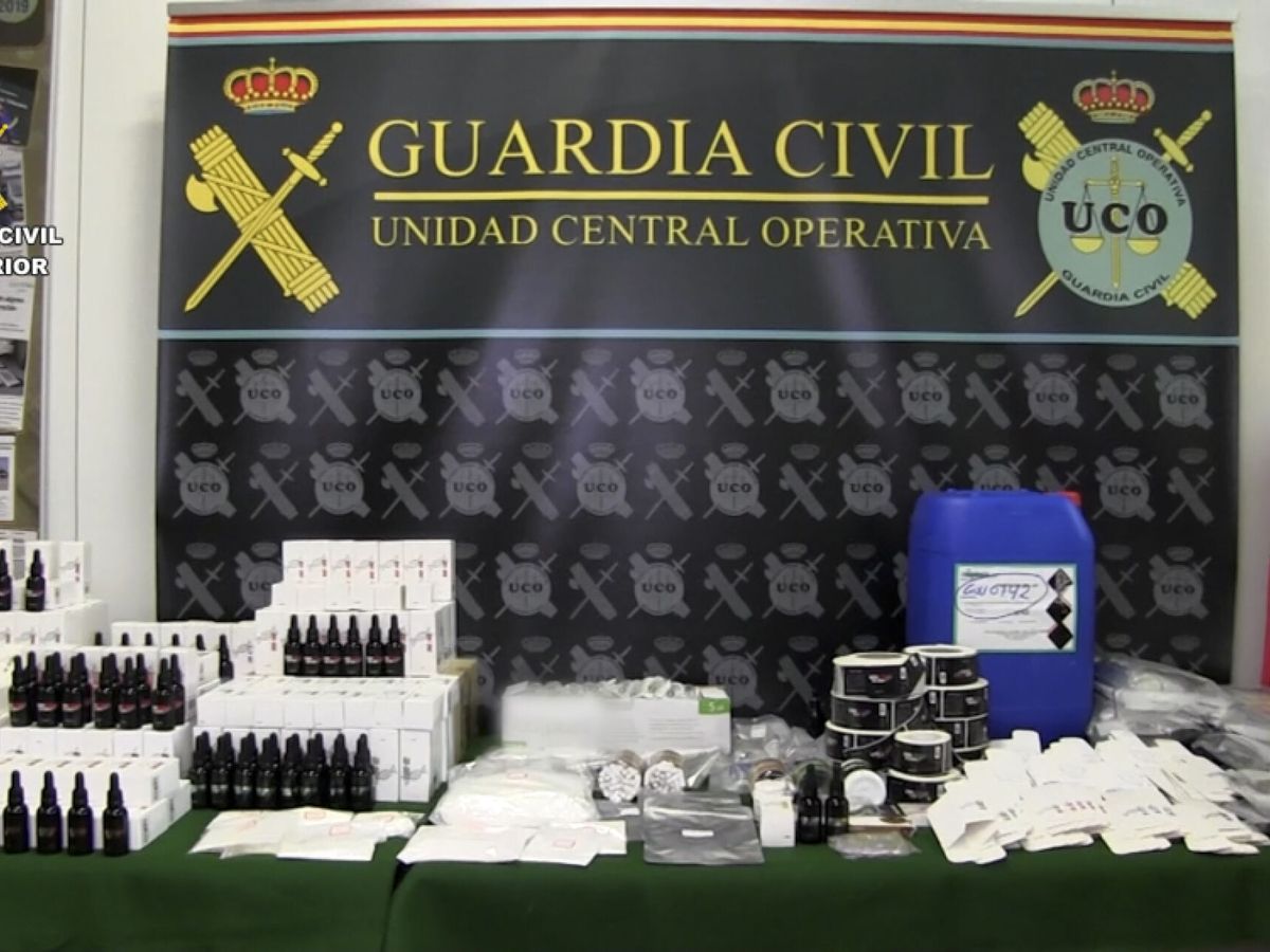 Foto: Cae una red que vendía "gotas mágicas" a deportistas. (EFE/Guardia Civil)