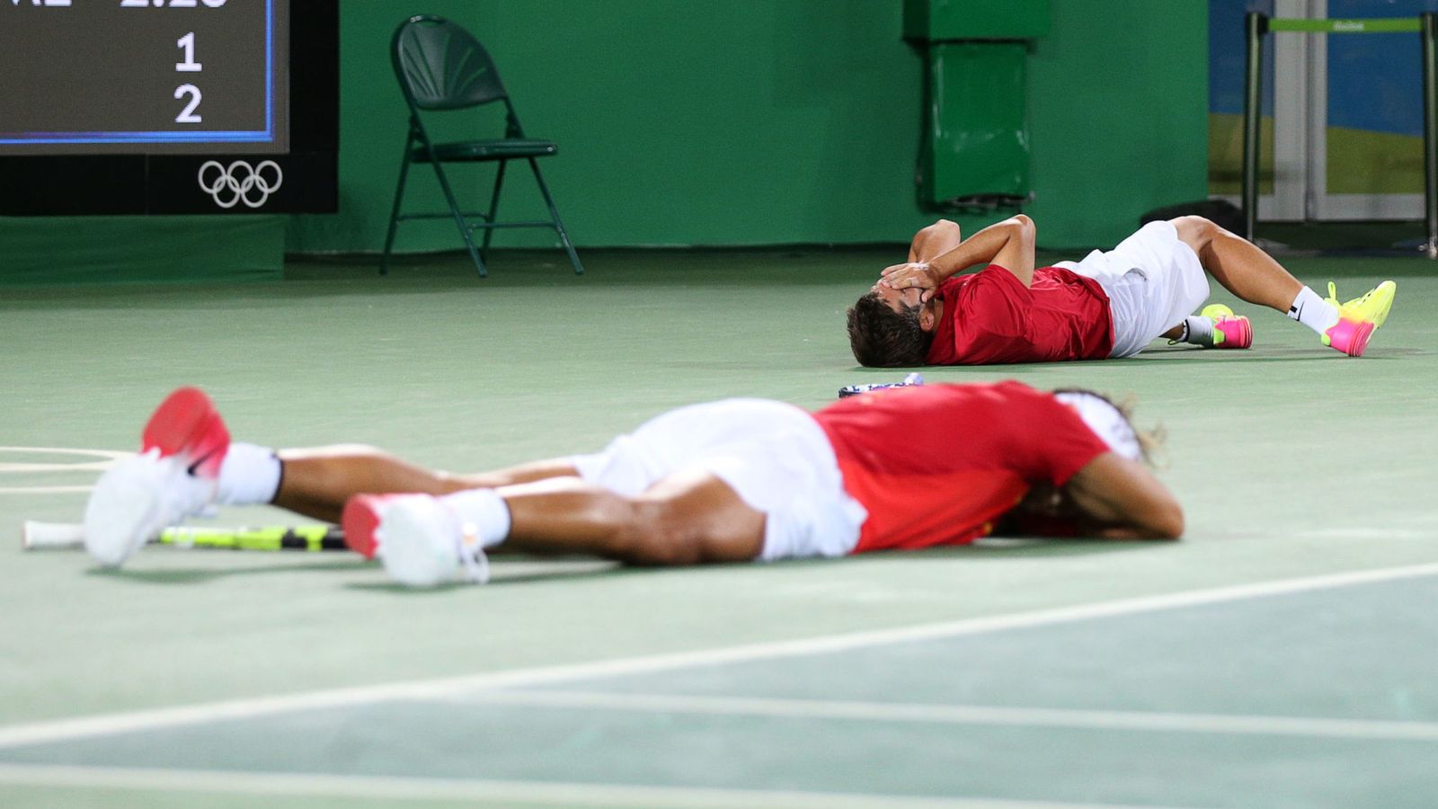 Foto: Nadal y Marc se echaron al suelo para celebrar la victoria. (Kevin Lamarque/Reuters)