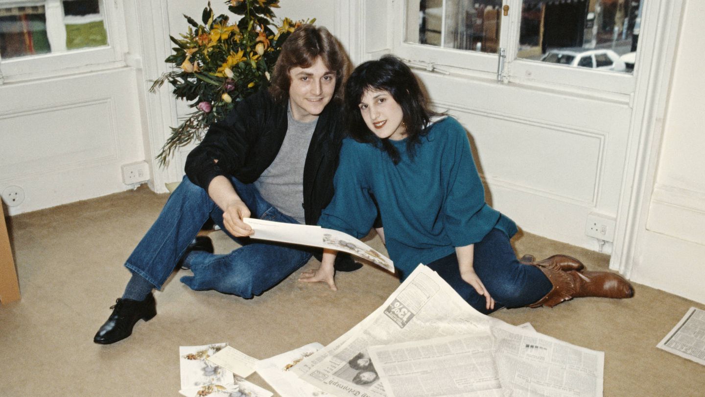David y Elizabeth Emanuel, tras ser elegidos diseñadores del vestido de Lady Di. (Getty)