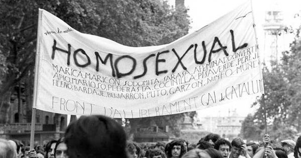 Foto: Primera manifestación de liberación homosexual en Barcelona (FAGC)