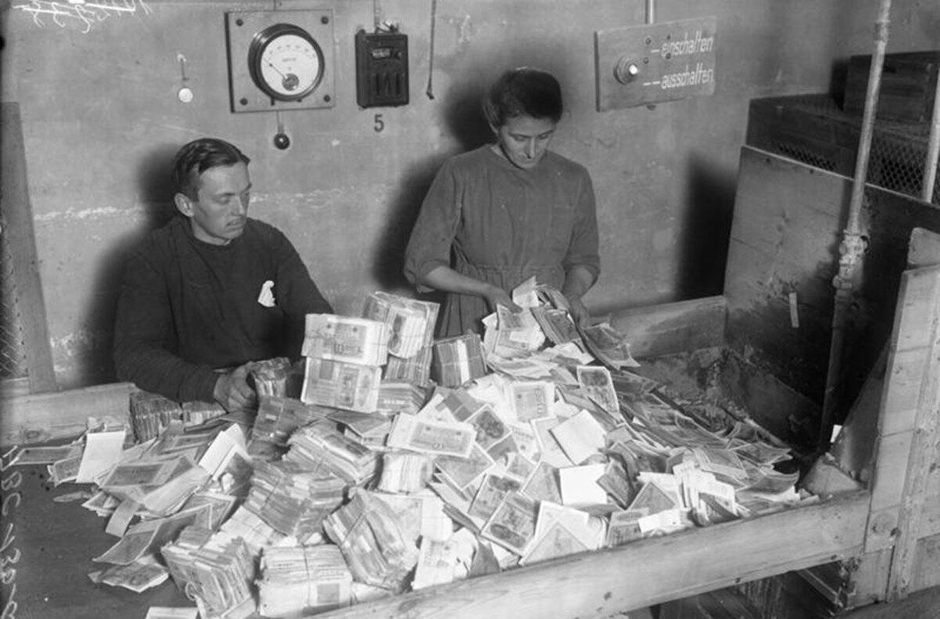 Montones de billetes sin valor en Alemania en 1924