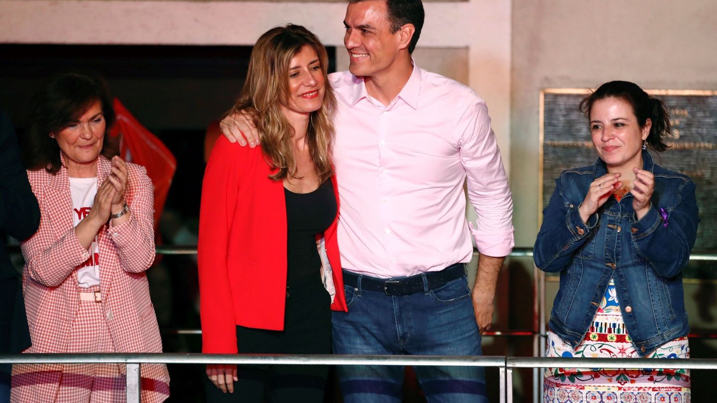 Pedro Sánchez y Begoña Gómez, en el balcón de Ferraz tras ganar las elecciones.  (EFE)