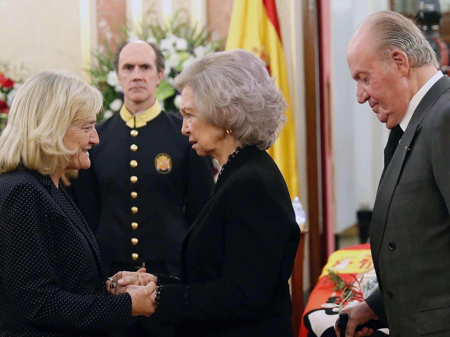 Los Reyes eméritos, Juan Carlos y Sofía, dan el pésame a Pilar Goya, este 11 de mayo en el Congreso de los Diputados. (EFE)