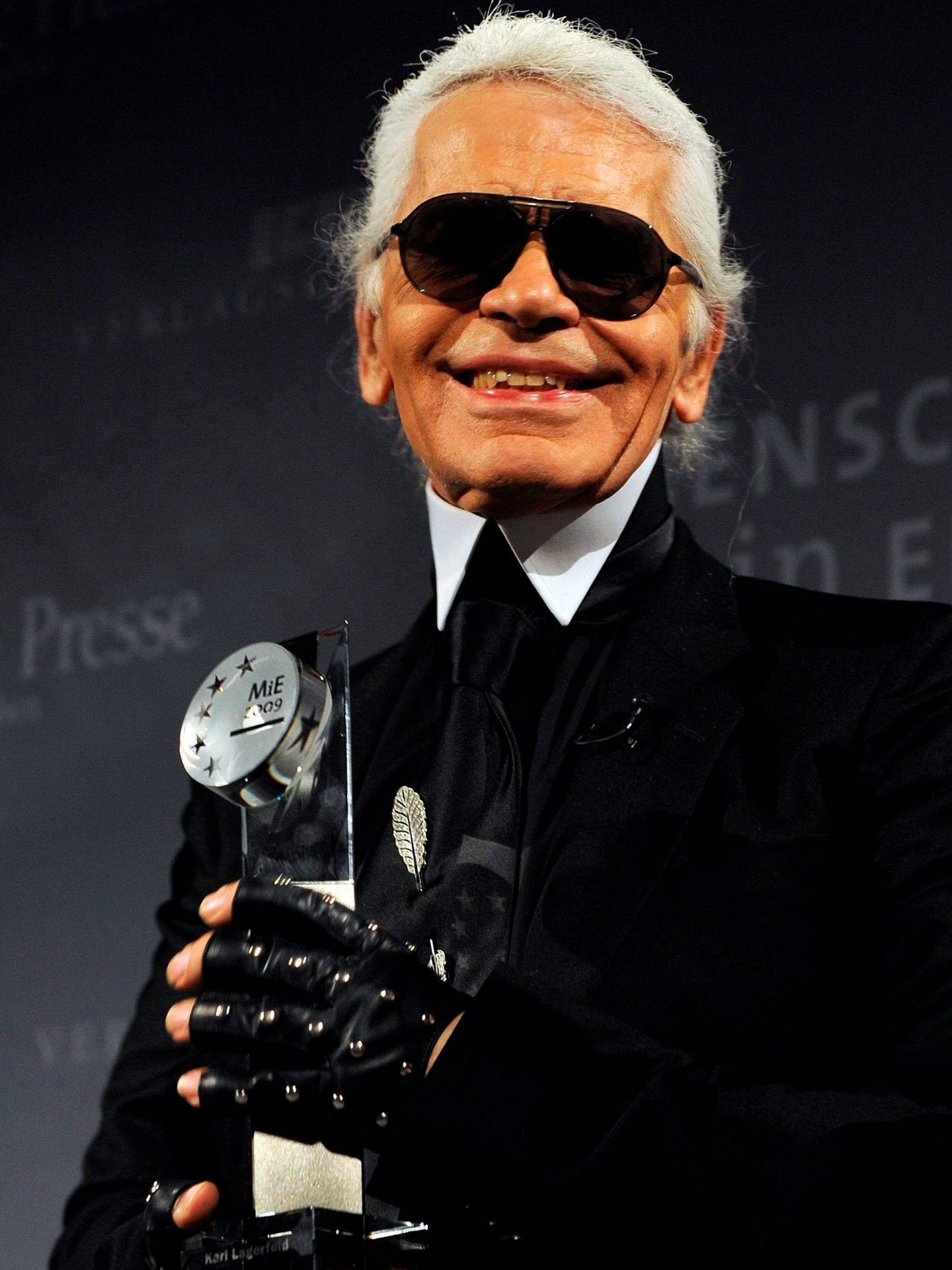 Karl Lagerfeld posa con el premio Menschen-in-Europa Award. (EFE)