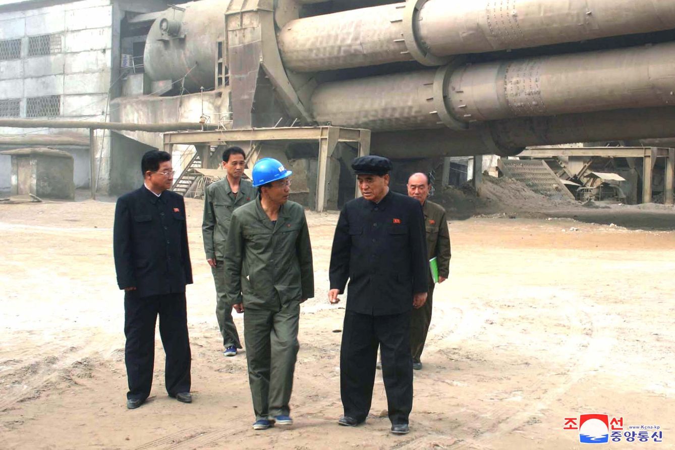 El primer ministro norcoreano Pak Pong Ju visita a unos trabajadores. (Reuters)