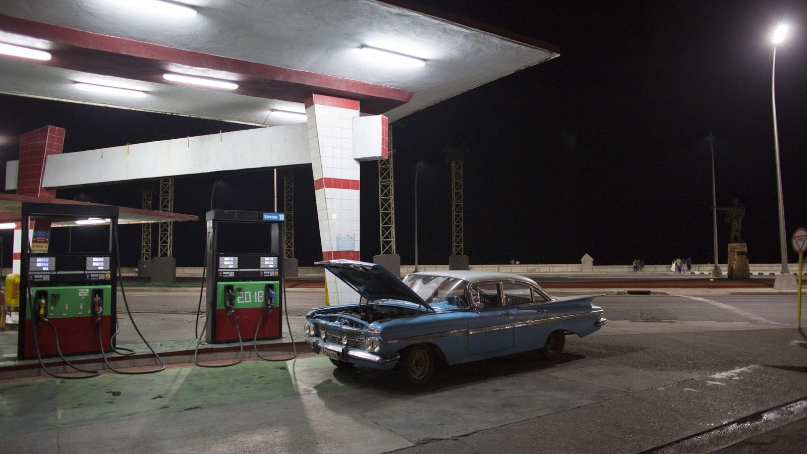Foto: Un coche antiguo en una gasolinera frente al Malecón de La Habana, en enero de 2015 (Reuters)
